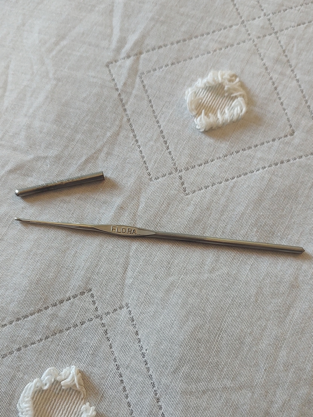 Vintage Made In England Flora Size 5 Crochet Hook With Safety Cap